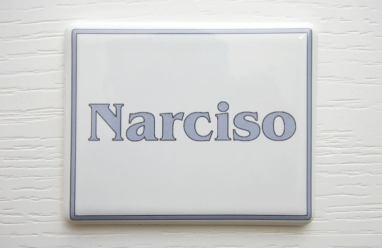 narciso room label